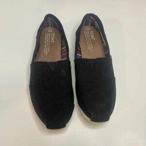 TomsBlack closed toed flats Size 6W